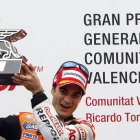 Dani Pedrosa celebra en el podio su victoria en MotoGP, este domingo en Cheste.