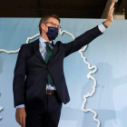 Feijóo saluda al comienzo del comité ejecutivo del PP de Galicia el 2 de febrero. LAVANDEIRA JR