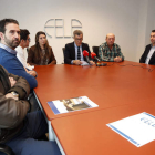 El presidente de la Fele, Javier Cepedano, en el centro, con otros miembros de la federación. RAMIRO