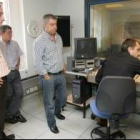 La imagen muestra un momento de la emisión ayer del último informativo local de RNE en Ponferrada