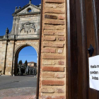 Aspecto del convento de Santa Cruz y la puerta de San Benito en Sahagún. J. CASARES