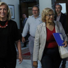 La Delegada del Gobierno en Madrid, Concepción Dancausa, y la alcaldesa, Manuela Carmena, en una reunión este martes para reforzar la medidas de seguridad tras los atentados en Cataluña.