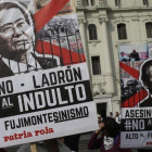 Manifestantes protestan en Lima la decisión del presidente Pedro Pablo Kuczynski de indultar al exmandatario Alberto Fujimori.