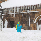 La de ayer fue una jornada para jugar con la nieve. En la imagen, dos niños en la ermita de Arbas del Puerto