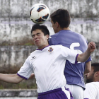 Diego, a la derecha, despeja un balón a pesar de la oposición de un jugador salmantino.