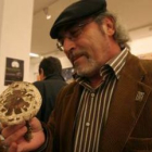 Trapiello, ayer en la Casa de la Cultura, con la Macrolepiota venenata de la muestra micológica.