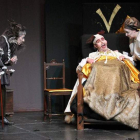 Una escena de la obra de teatro ‘Volpone’. JUAN LUIS GARCÍA