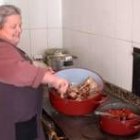 Marisa, durante la preparación del tradicional aguisao