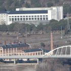 La Fábrica de la Luz, en primer término y la ampliación pendiente de apertura al fondo. L. DE LA MATA