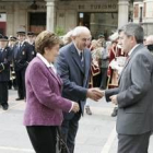 El policía jubilado Eduardo González, su esposa, el alcalde y el concejal