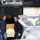 Efectivos de los servicios funerarios trasladan el cadáver del director asesinado. MARIANO CIEZA MORENO