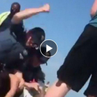 Agentes de policía agraden a una joven en Shore beach.