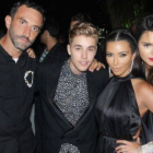 Riccardo Tisci junto a Justin Bieber, Kim Kardashian y Kendall Jenner.