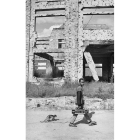 Un niño pasea a su mono en Kuito (Angola). GERVASIO SÁNCHEZ