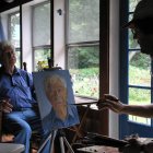 El artista leonés Félix de la Concha pintando al superviviente de Auschwitz Herbert Fantle.