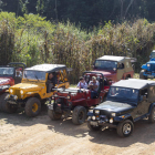 Integrantes del Jeep Club de Brasil recorren las trilhas o caminos de la sede de la asociación en Piracaia. SEBASTIAO MOREIRA