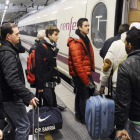 Un grupo de viajeros accede al AVE en Gerona.