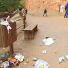 Esta era la imagen que ayer tenían los turistas al llegar al corazón de Las Médulas, donde la basura lleva semanas sin ser retirada.