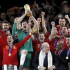 Casillas levanta el trofeo de campeones del mundo tras vencer por 1-0 a Holanda.