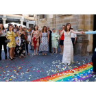 Diversos momentos de la celebración de la primera boda entre dos personas del mismo sexo en Astorga, con algunas de las actuaciones que animaron la cita. MARCIANO