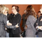 La viuda de Labordeta, Juana, y sus hiijas, reciben el pésame, ayer el Palacio de la Aljafería.