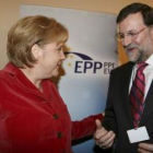 La canciller alemana Ángela Merkel con Mariano Rajoy, en la reunión del Partido Popular Europeo en B