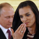 Isinbayeva, delante de Putin, en el acto de despedida del equipo olímpico.