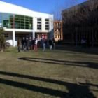 En la imagen, alumnos del Campus de Vegazana en la explanada de la cafetería