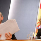 Luis de Guindos y Soraya Sáenz de Santamaría, el pasado viernes, en la rueda de prensa posterior al Consejo de Ministros.
