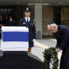 El presidente israelí Shimon Peres rinde tributo al exprimer ministro fallecido el sábado.