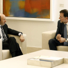Rubalcaba y Rajoy en una de sus conversaciones, en una imagen de archivo.