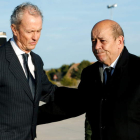 El ministro español de Defensa saluda a su homólogo francés.