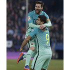 Messi y Luis Suárez celebran el gol del argentino que ponía el momentáneo 0-2 en el marcador. NARANJO