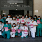Protesta de médicos y enfermeros, hoy en el Hospital de León. FERNANDO OTERO PERANDONES