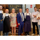 Rafael Prieto, anfitrión, Raquel Factor y José Luis Nieto, con los cinco chefs ‘estrellados’ que elaboraron los platos. B. FERNÁNDEZ