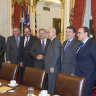 Duran Lleida saluda al presidente de la comisión de exteriores del Senado, Bob Menéndez, el miércoles en Washington.