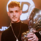 Javier Bonet González, nacido en 1998, con el trofeo que le acredita como campeón de España en la modalidad ‘freestyle’, obtenido este fin de semana, y, también, en un momento de la batalla de gallos en la que se erigió ganador en una reñida final contra su competidor Gazir. JUAN VELA