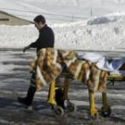 Los servicios de rescate trasladan a uno de los fallecidos en la estación de esquí
