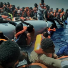 Rescate en alta mar de una barca repleta de inmigrantes y refugiados africanos, en aguas de Libia, este verano.
