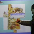 Un profesor da una clase apoyado por una pizarra digital.