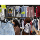 Puestos de venta en el Rastro de León.