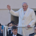 El Papa saluda a los fieles en la plaza de San Pedro.