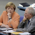 La canciller alemana Angela Merkel conversa con el ministro de Finanzas alemán, Wolfgang Schäuble.