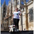 Marga y el peluche de su hijo frente a la Catedral.