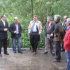 El alcalde, Carlos López Riesco, y el edil Luis Antonio Moreno con los miembros de la asociación.