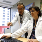 José Santos Salas Valién, jefe de servicio de Anatomía Patológica, con Elisa Mayo González, auxiliar administrativo. MARCIANO PÉREZ