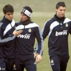 Kaká, Sergio Ramos y Cristiano Ronaldo durante el entrenamiento del lunes del Madrid.