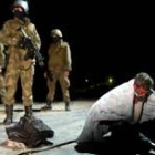 Tropas de la Otan desplegadas en Kosovo vigilan a un sospechoso de praticar «limpieza étnica»
