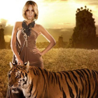Edurne, con la tigresa Noa, en el videoclip de Eurovisión.