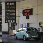 Coches en una gasolinera de Barcelona.